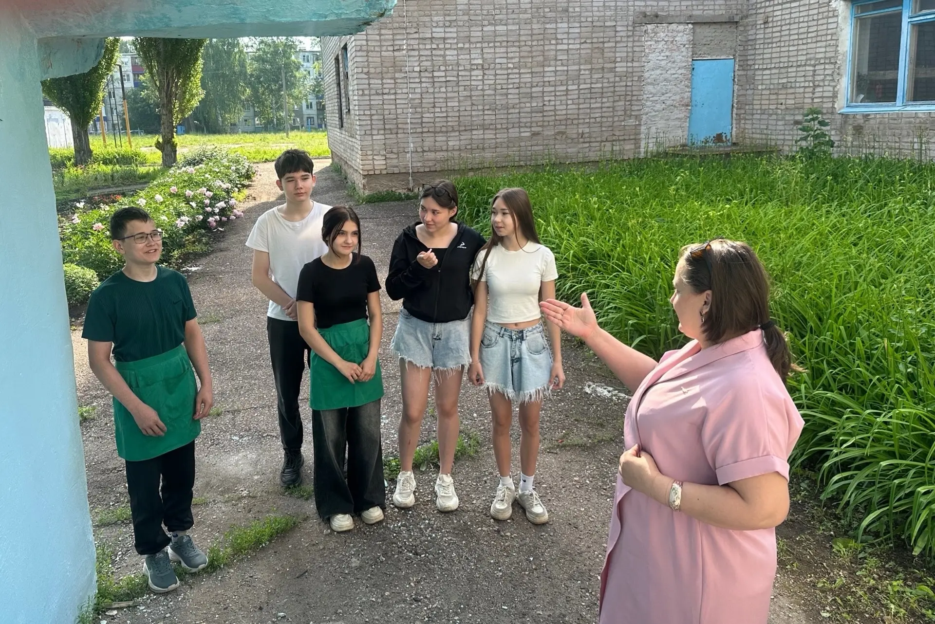 Сегодня в летнем оздоровительном лагере «Солнышко» и в трудовом лагере «Пчёлка» прошли профориентаци