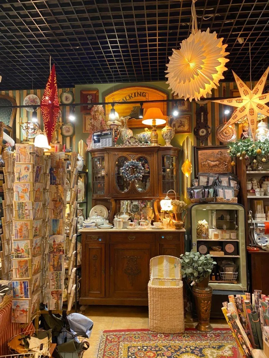 🛍️ В эти выходные в Москве проходит маркет «Гараж-винтаж» — от книг и часов до люксовых находок и г