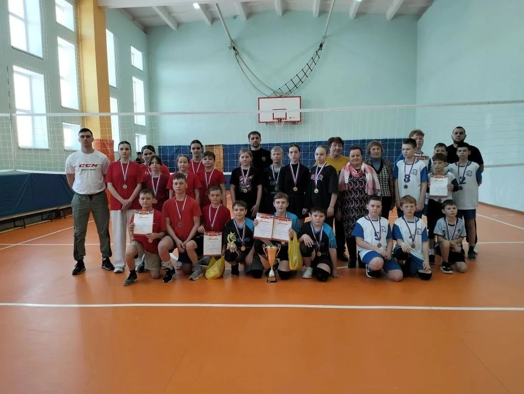 Спортивный азарт и дань памяти: волейбольный турнир в с. Ермоловка
В спортивном зале с. Ермоловка со