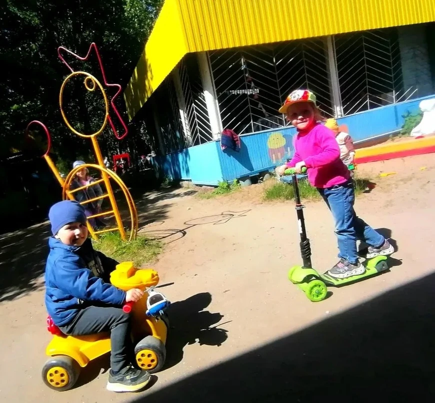 ☀️ Солнечные летние денёчки — настоящая радость для малышей! ☀️

Дети с удовольствием:
✨ рисуют ярки