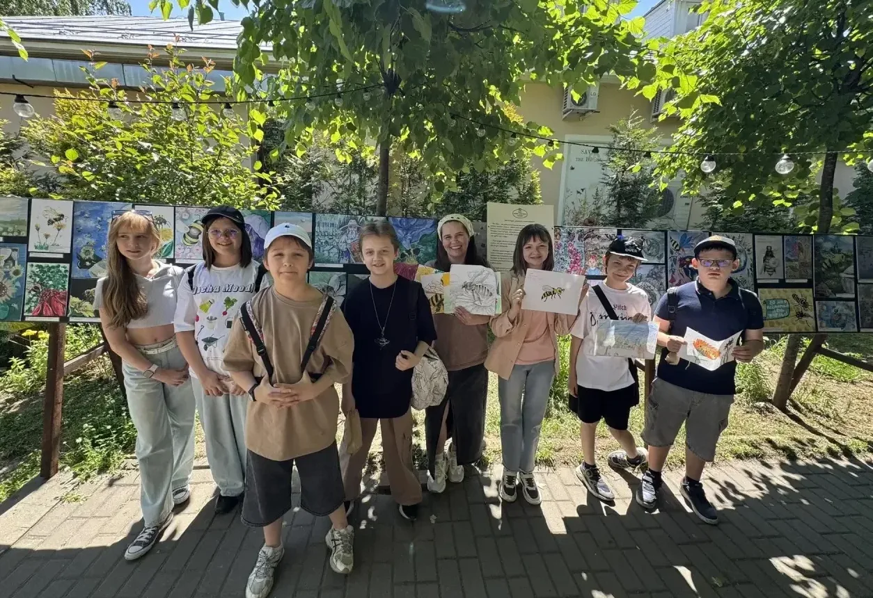 ✨ Учащиеся 2 «Д» и 5 «Г» классов приняли участие в детском конкурсе рисунков «Что ты знаешь о пчеле?