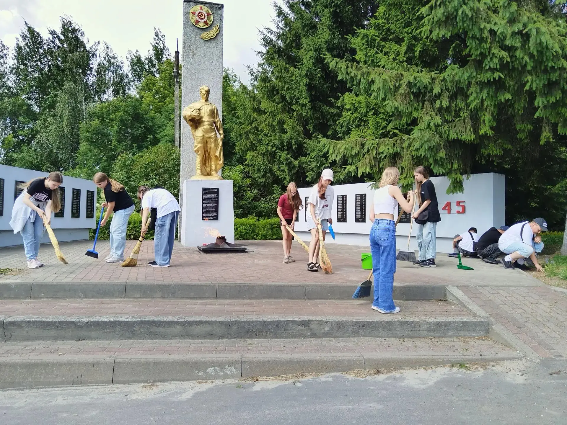 20 июня воспитанники отряда «Юнармия» Выгоничской школы приняли участие в патриотической акции «Труд