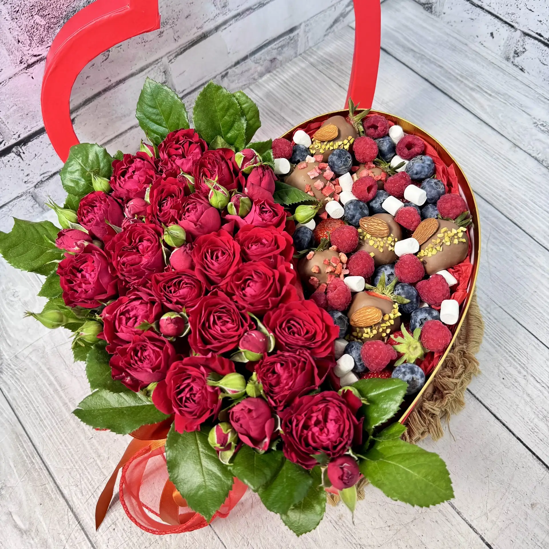 🌹🌹🌹…… Клубника и розы — дуэт, перед которым невозможно устоять. Идеальный подарок для той, кто це