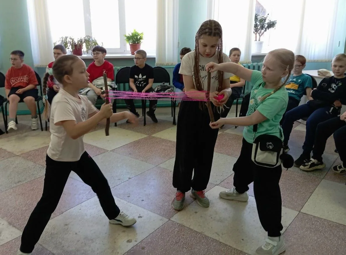 Самые дружные ребята трёх отрядов, посещающих оздоровительный лагерь «Родник» на базе Жешартской шко