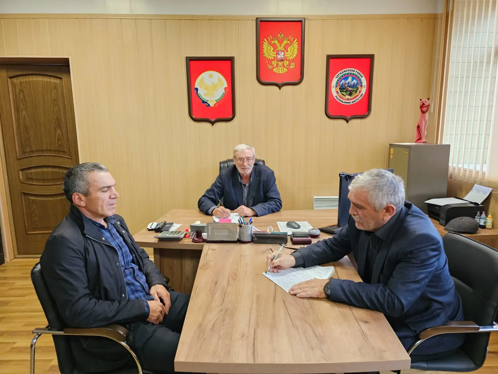 Сегодня  директор РДК Чародинского района Магомед Абдуллаевич провел совещание среди культработников