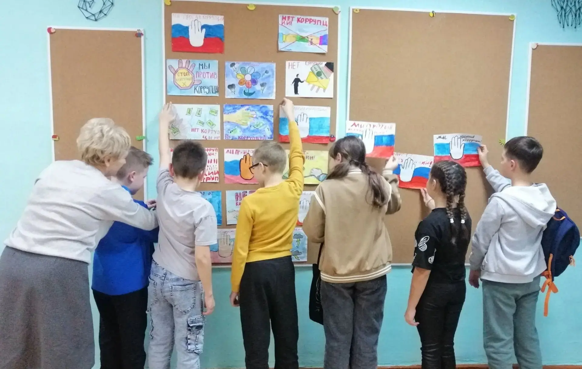 Сегодня в Сводном отряде прошло важное обсуждение на тему «Коррупция».

Ребята поделились своим пони
