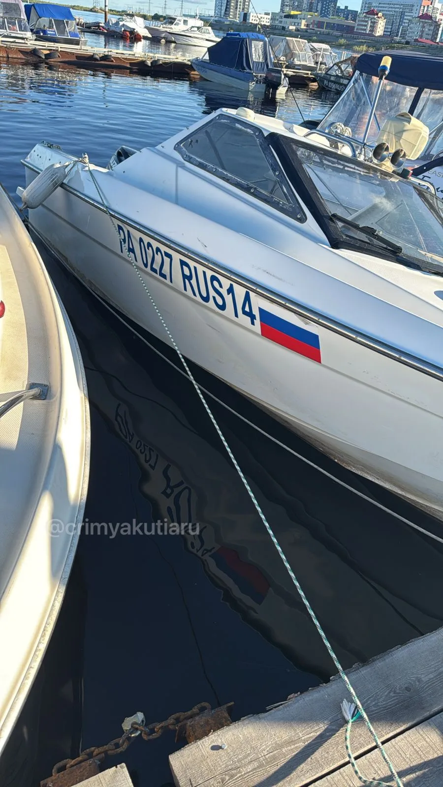 Катер тонет на лодочной станции на 202 мкрн. Судя по фото он привязан к 103 месту. Судовладельцу сро
