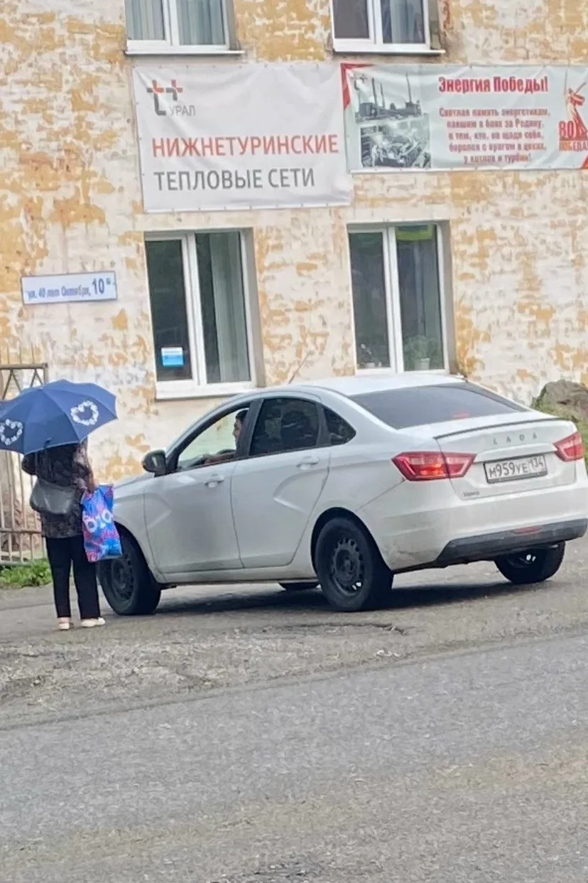 Уважаемые жители! Появилась машина , подъезжают к пожилым людям спрашивают старые дублении и шубы, б