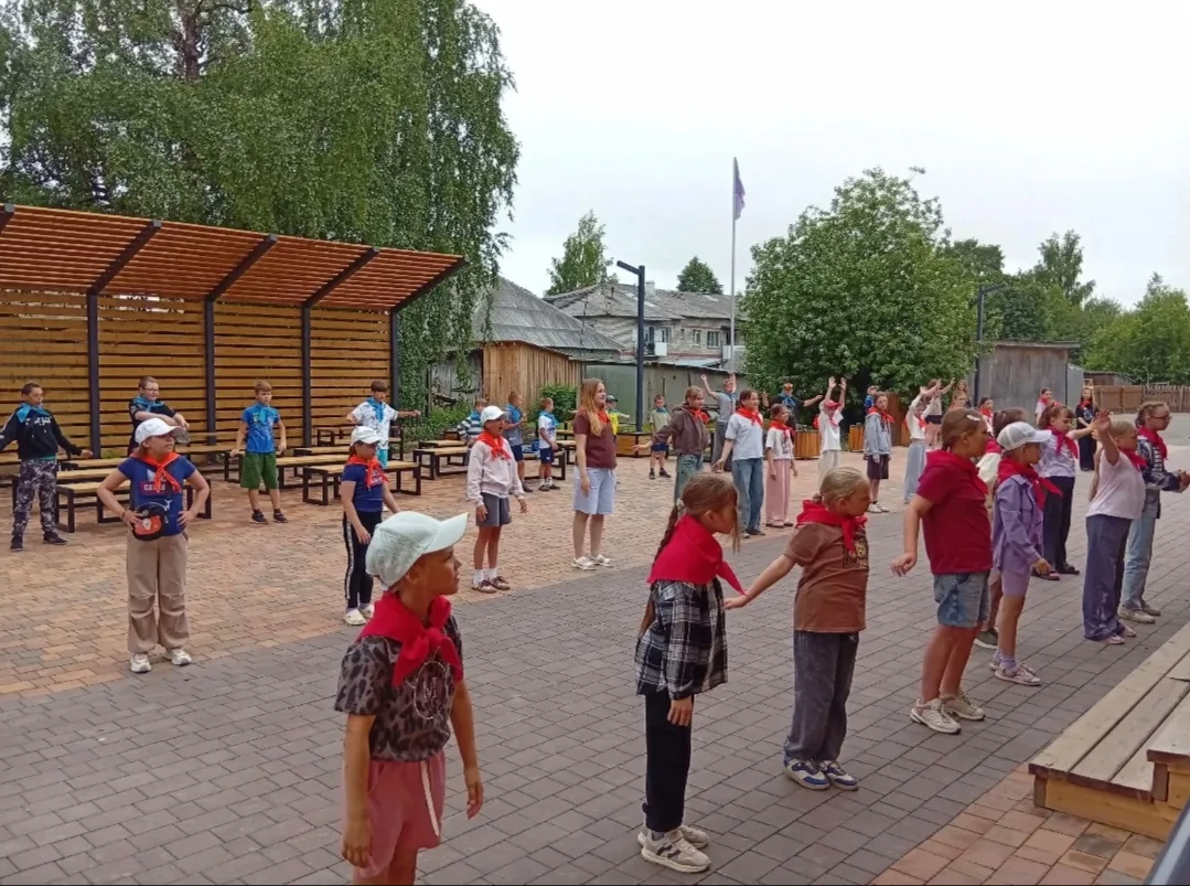 ✨Очередной день в лагере «Смена Первых: Лови  волну" прошёл очень плодотворно: зарядка, экскурсия в 