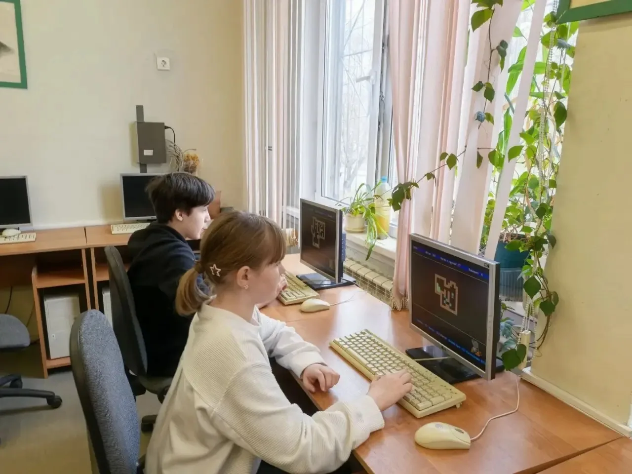 15 апреля в ГБОУ школе №420 прошёл конкурс «Играй. Рисуй. Думай»! 💻.
Здесь собрались юные знатоки и