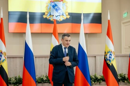 Губернатор Курской области Александр Хинштейн сегодня в Доме советов вручил государственные и регион