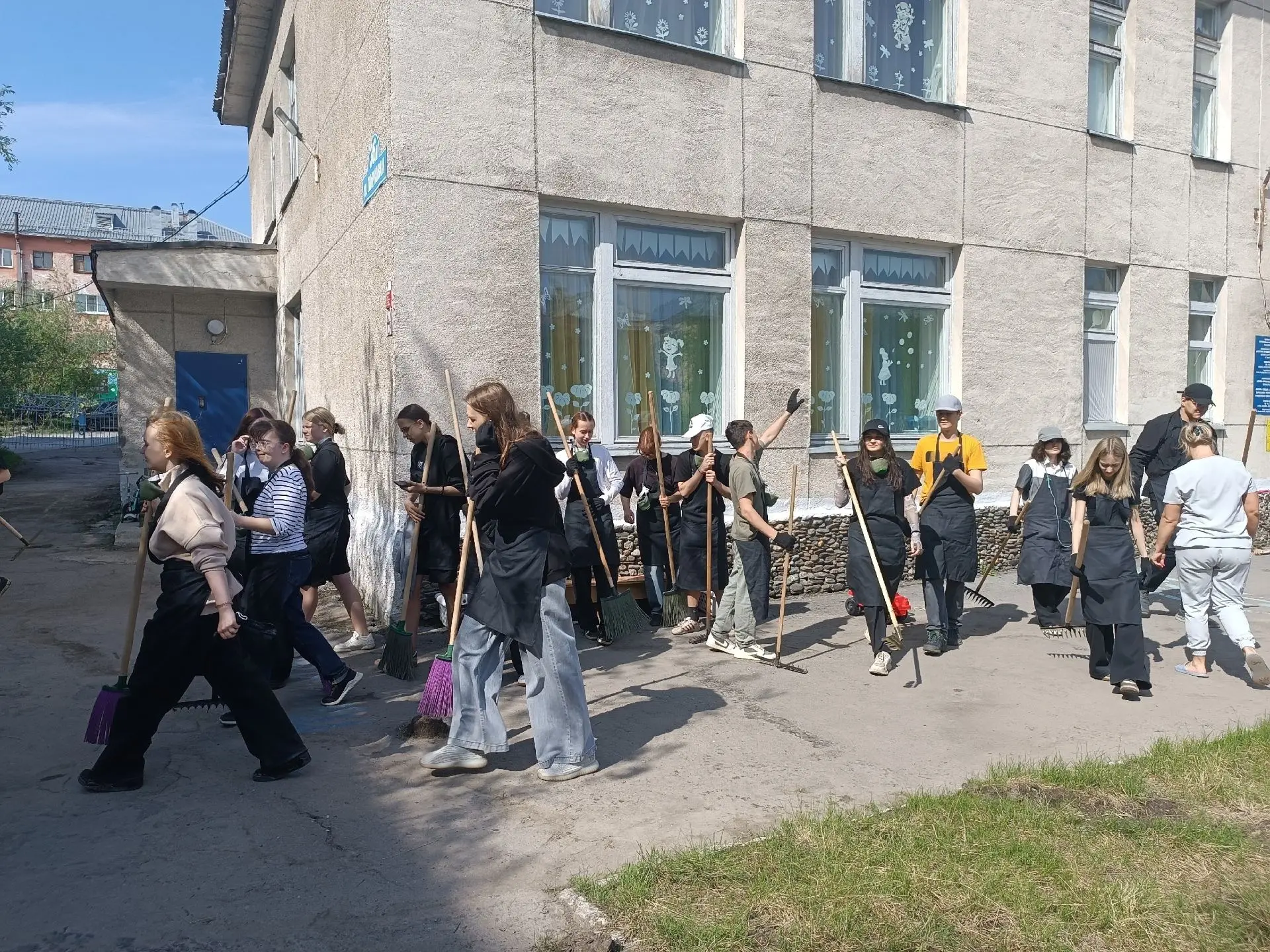 📣 День седьмой в лагере труда и отдыха: труд  и виртуальное путешествие по России!

✅ Утро нашего с