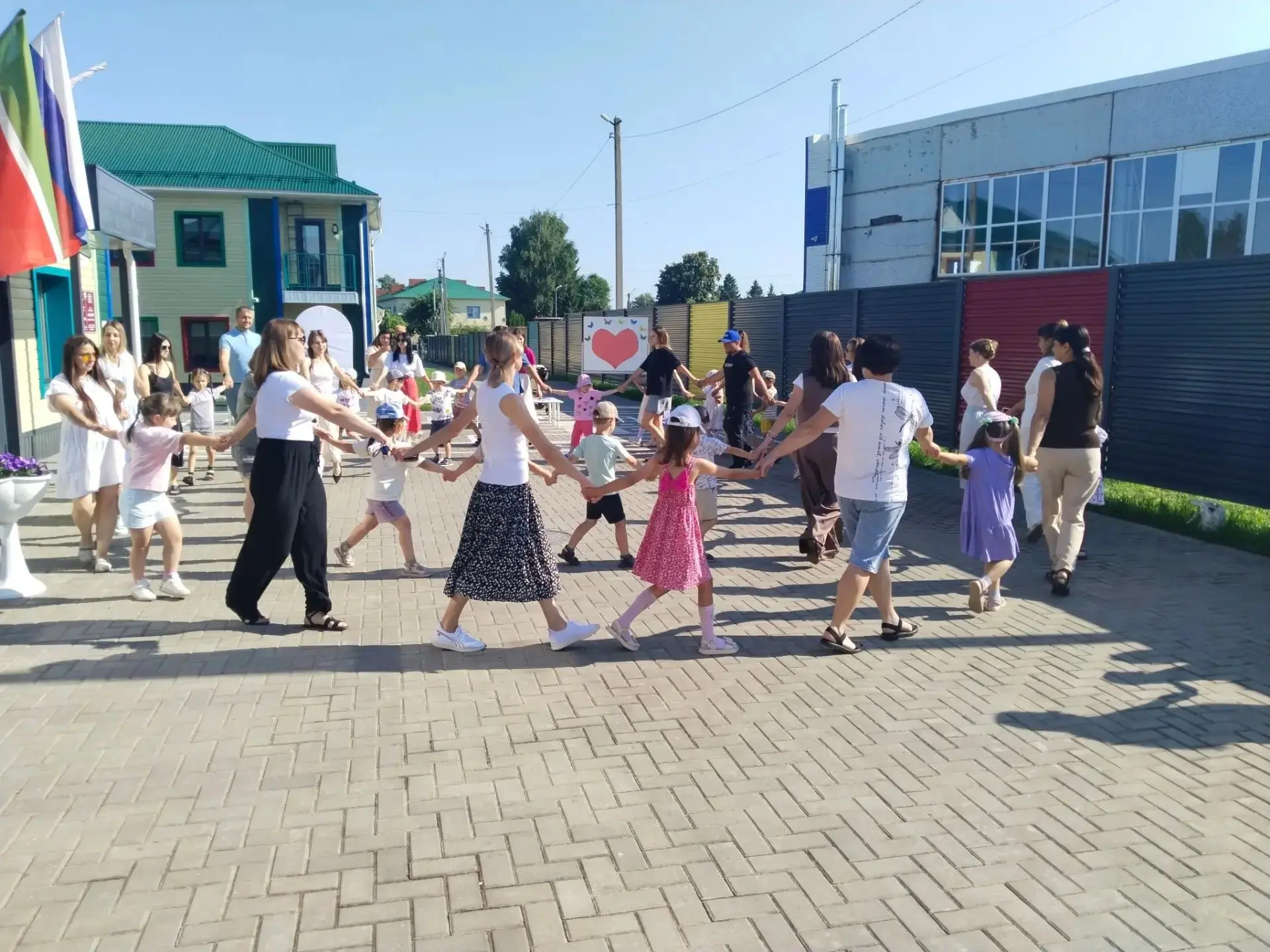 Сегодня в нашем детском саду прошло тёплое и радостное мероприятие ко Дню семьи, любви и верности. Р