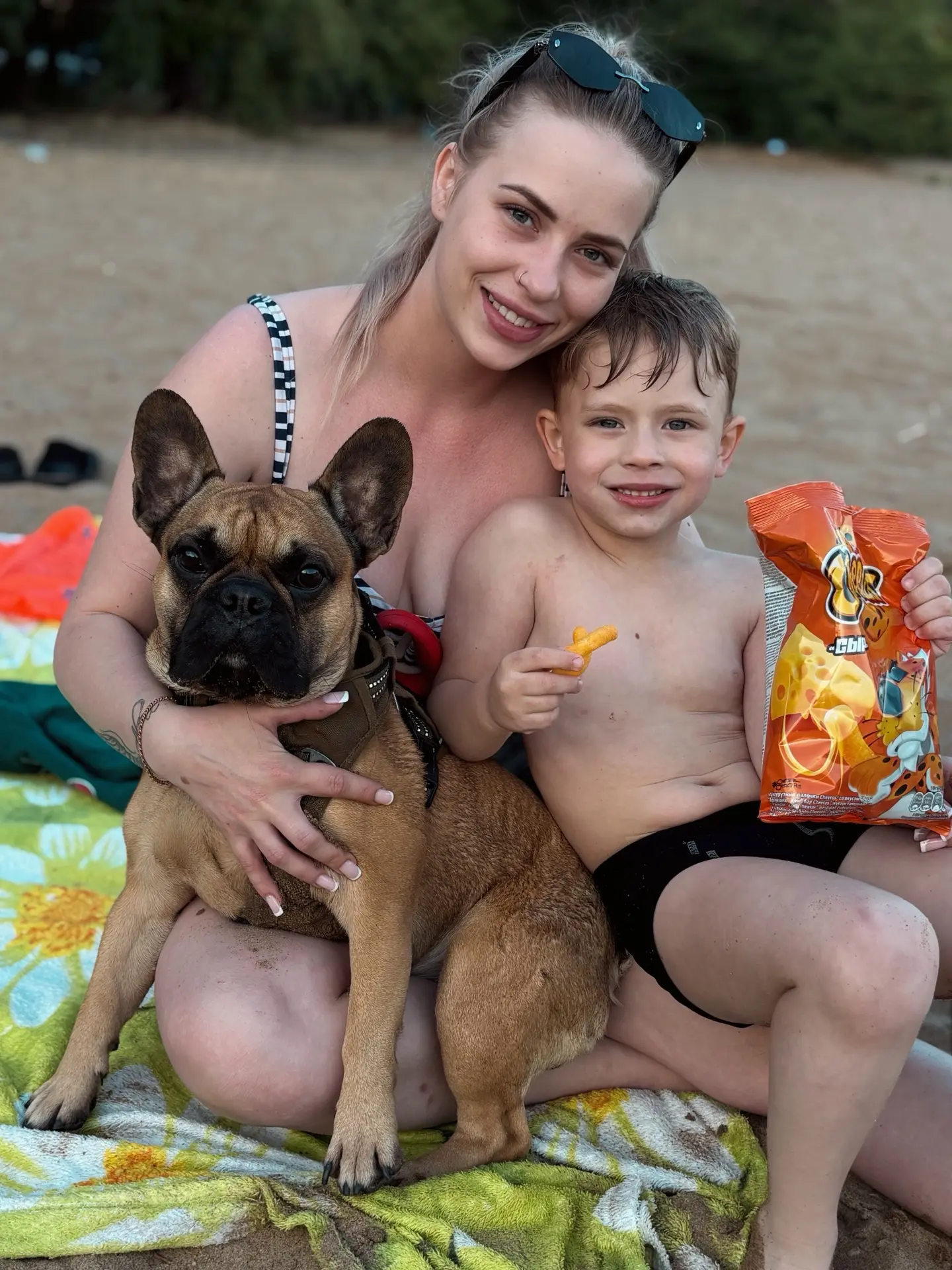 Домой вернулись как настоящие пляжные чебуреки 🏖️
Полчаса отмывались, ещё час вытряхивали песок из 