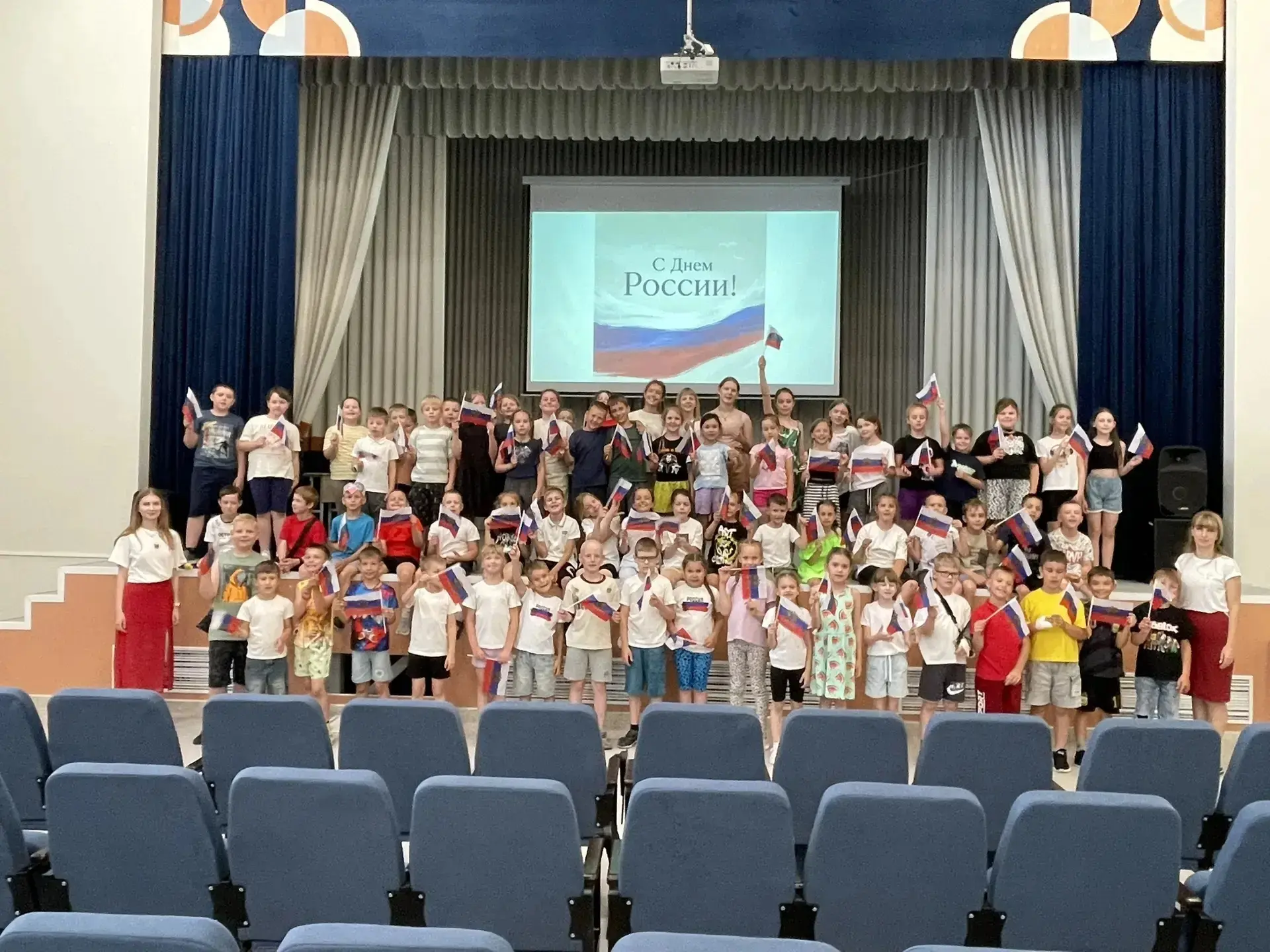 1️⃣1️⃣ день в пришкольном лагере ''Победа''🎗️ был посвящен Дню России. 🇷🇺

День начался с линейки