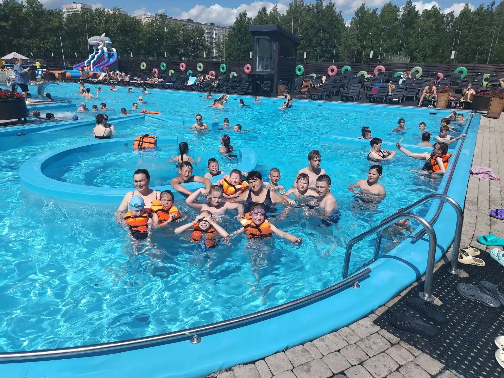 Лето, солнце и...море-парк!

Сегодня наши ребята побывали в море-парке: такие поездки во время летни