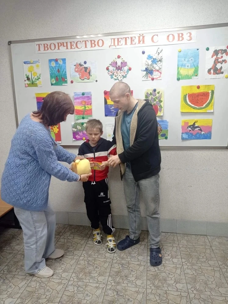 🤗🎁В день защиты детей  специалисты отделения социальной помощи семье и детям поздравили с праздник