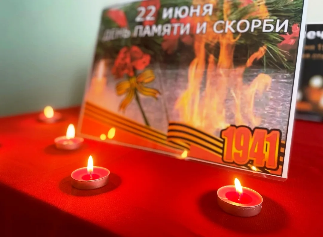 Горит свеча, горит, не угасает,
Горит свеча, как память о былом
Горит свеча и души освещает
Священны