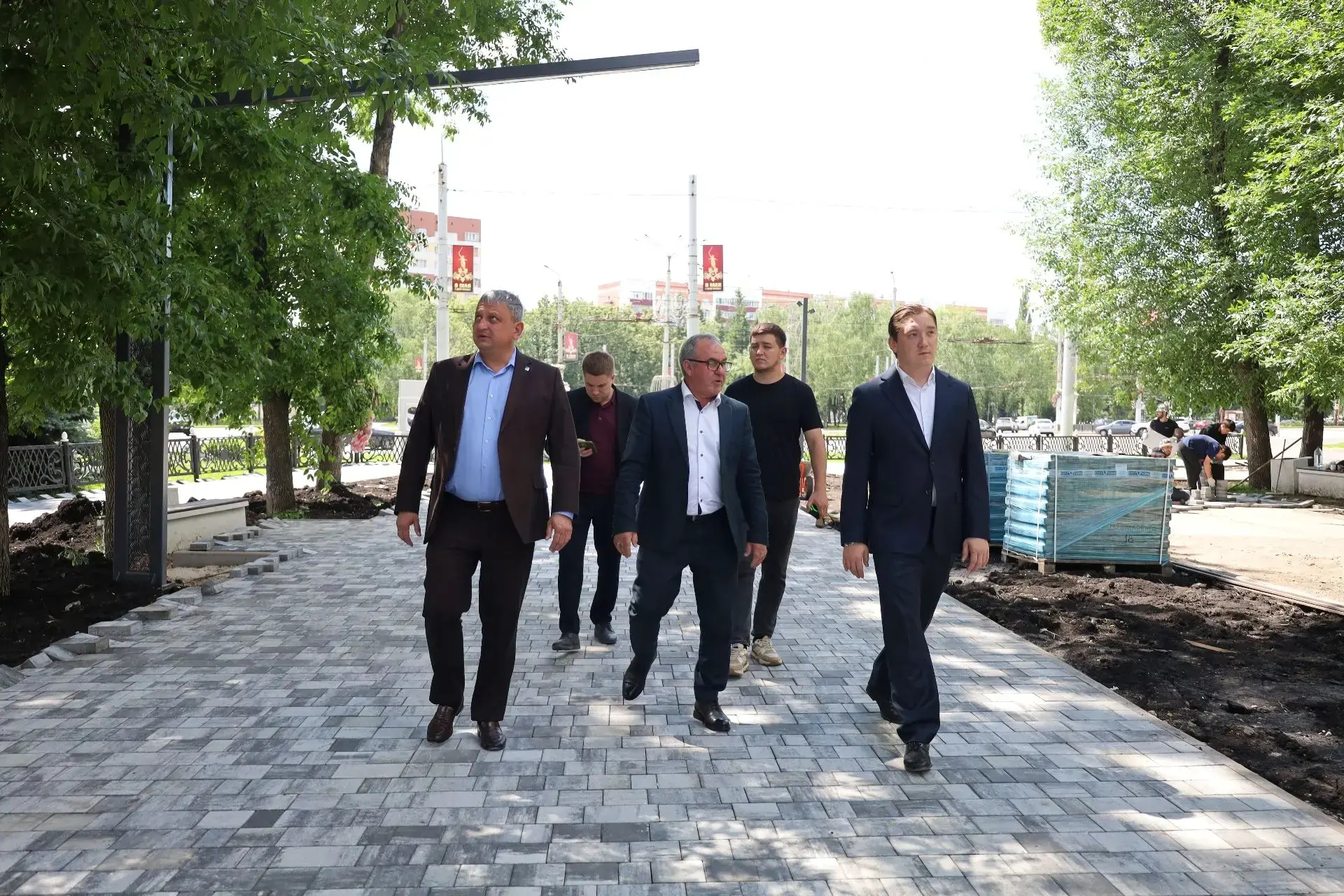 Продолжаем мониторинг работ по благоустройству. На аллее по пр.Ленина рабочие приступили к укладке н