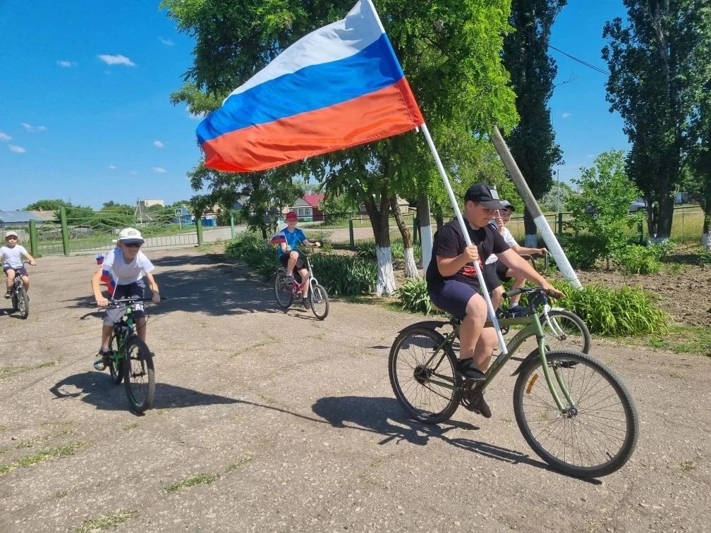 Сегодня, в День России, на территории нашего летнего оздоровительного лагеря "Радуга"прошло торжеств