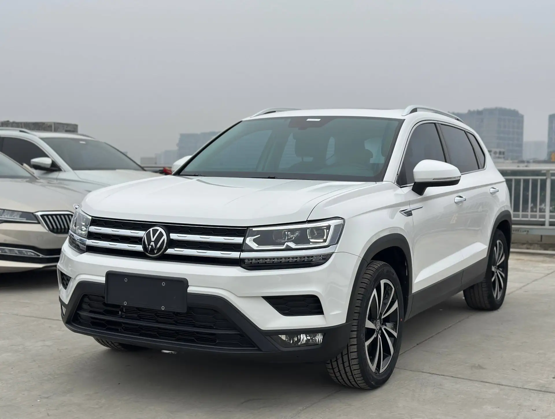 А у нас тут коллекция VW Tharu на складе 😎

Собрали для вас небольшую подборку с нашего склада в Ки