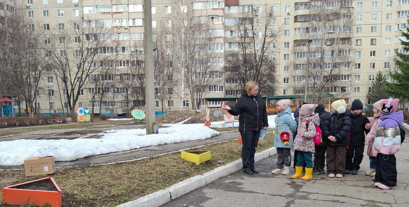 С целью формирования основ безопасного поведения дошкольников на улице с детьми группы «Перепелочка»