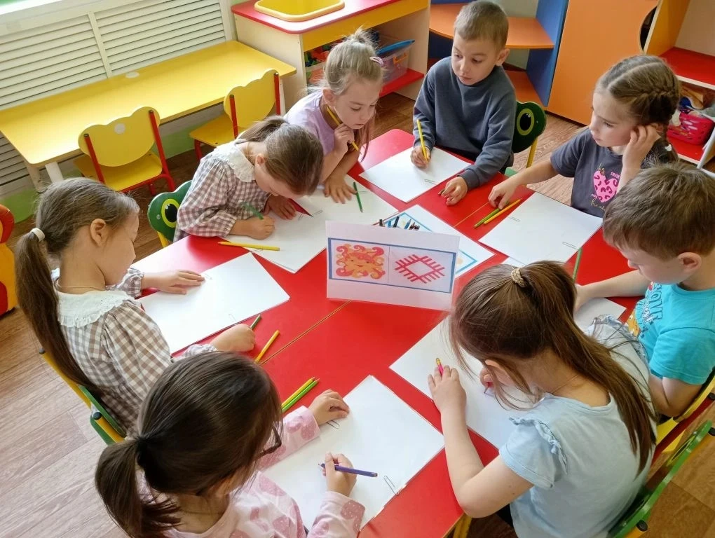 🎨 Краски Акатуя: народное искусство в детских ладошках! 🎨

В рамках недели Акатуя в нашем детском 