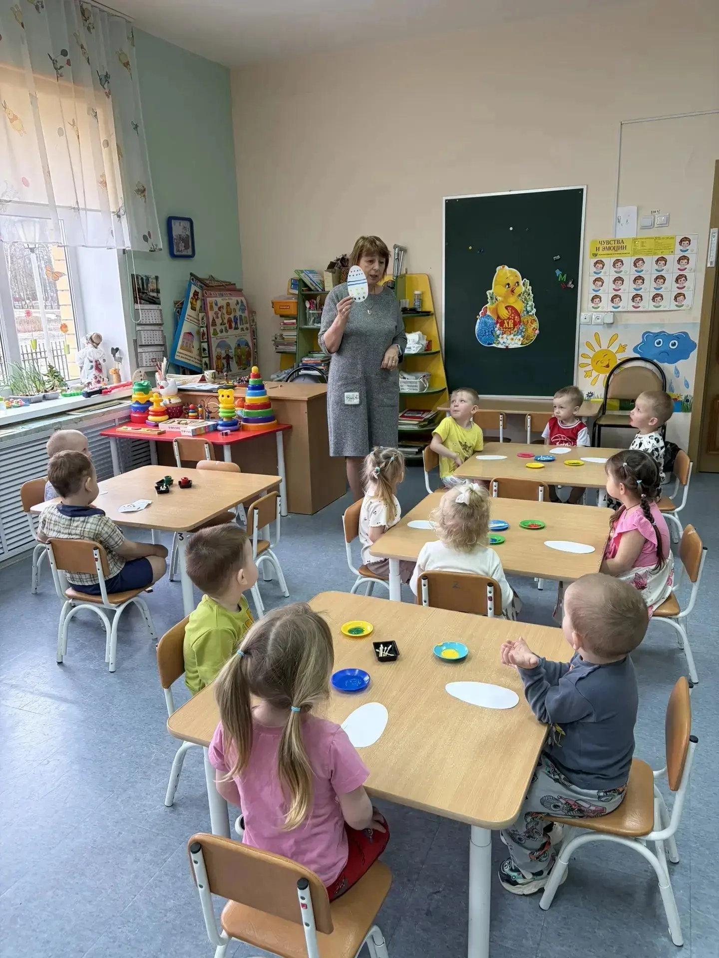 Рисование в 1-ой младшей группе:"Пасхальное яйцо"