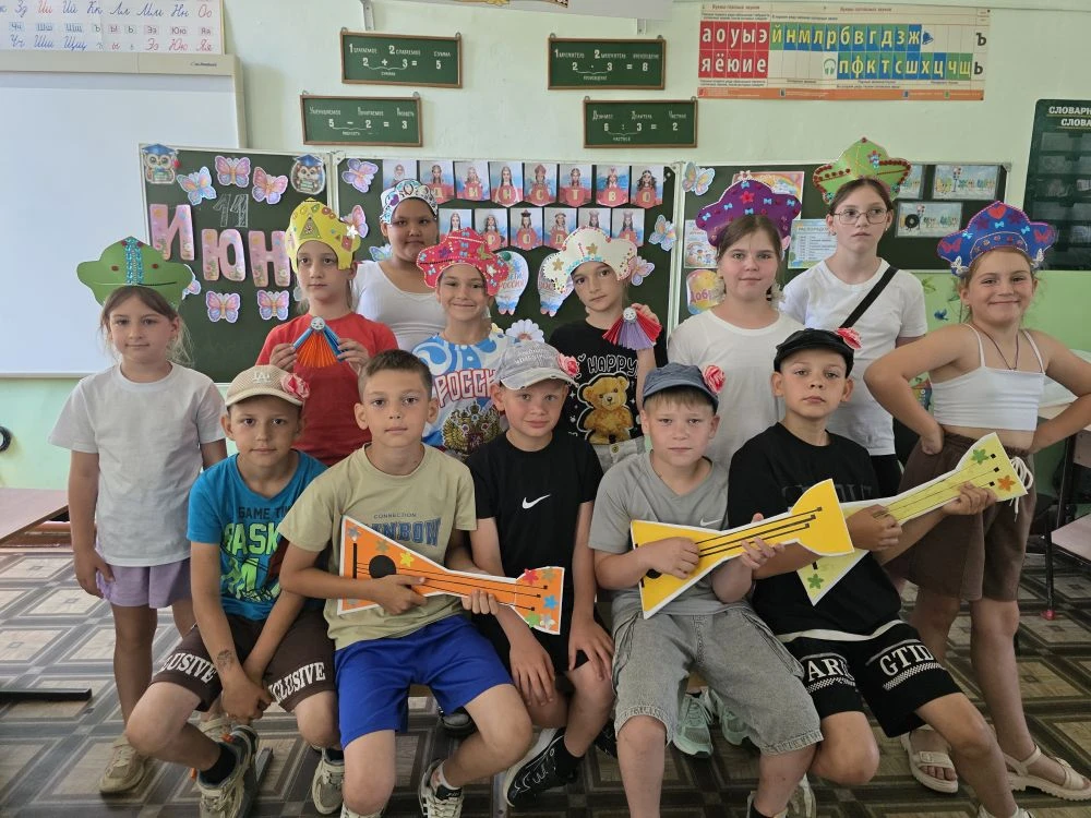 🇷🇺🇷🇺🇷🇺Знаковые символы России — балалайка и кокошник — известны всем испокон веков! Сегодня на