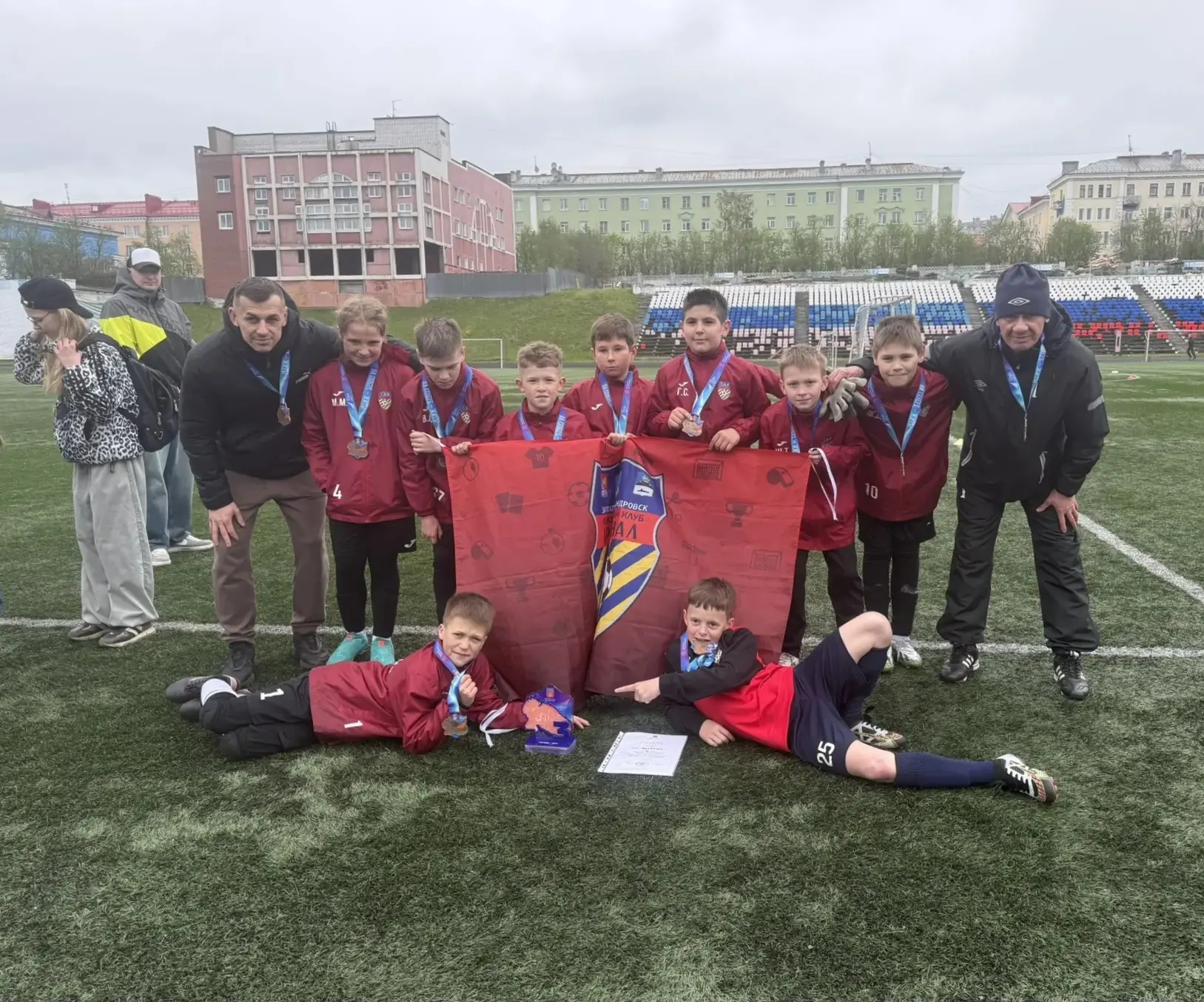 📌 ⚽️"КОЖАНЫЙ МЯЧ": ДЕТСКАЯ СТРАСТЬ К ФУТБОЛУ И БРОНЗОВАЯ МЕДАЛЬ!🥉👏🏻

▎"Мяч кожаный", а медаль — 