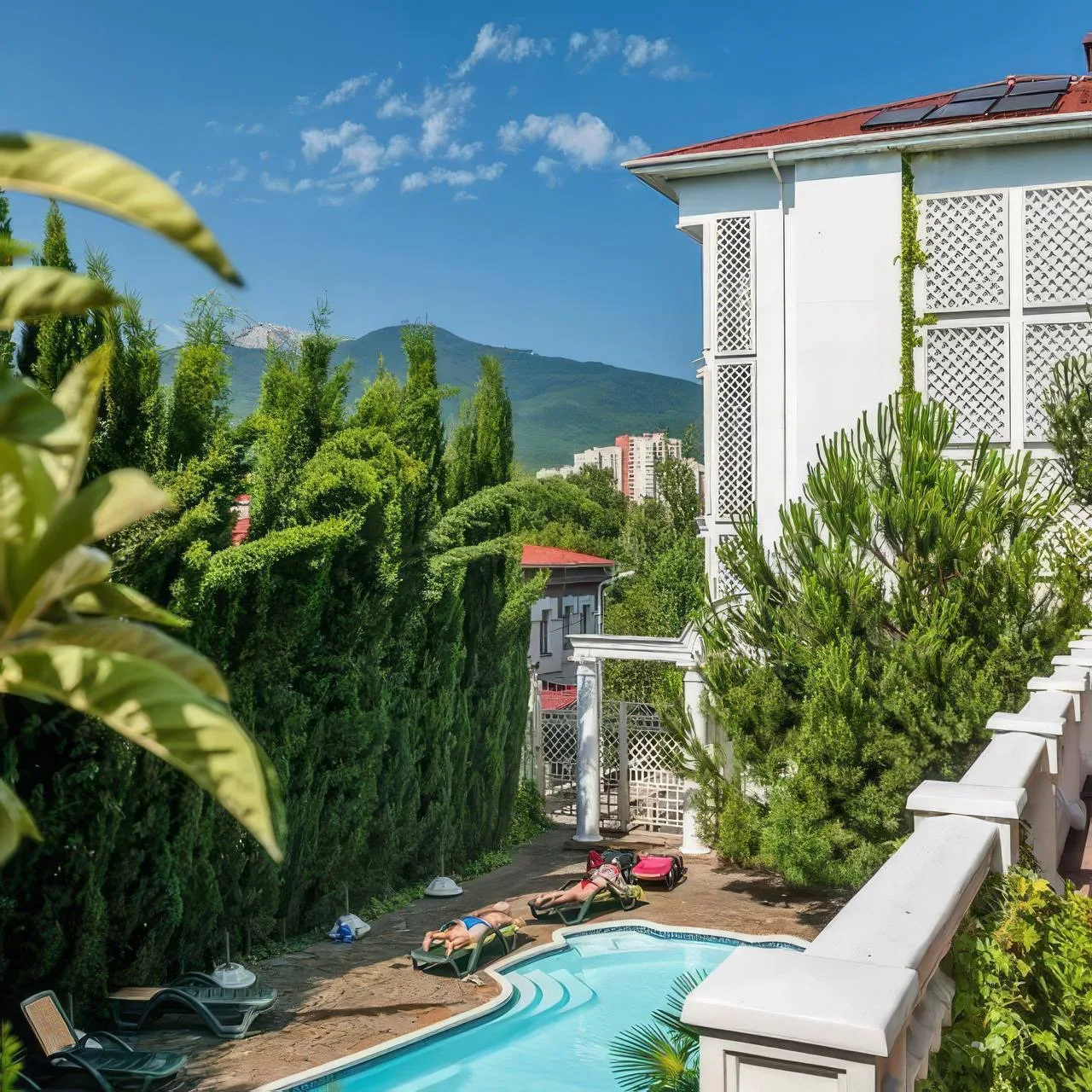 ОТДЫХ В КРЫМУ
— с завтраками и по приятной цене ☀️

Бон Мезон 4*, Алушта
Элегантный отель в центре к
