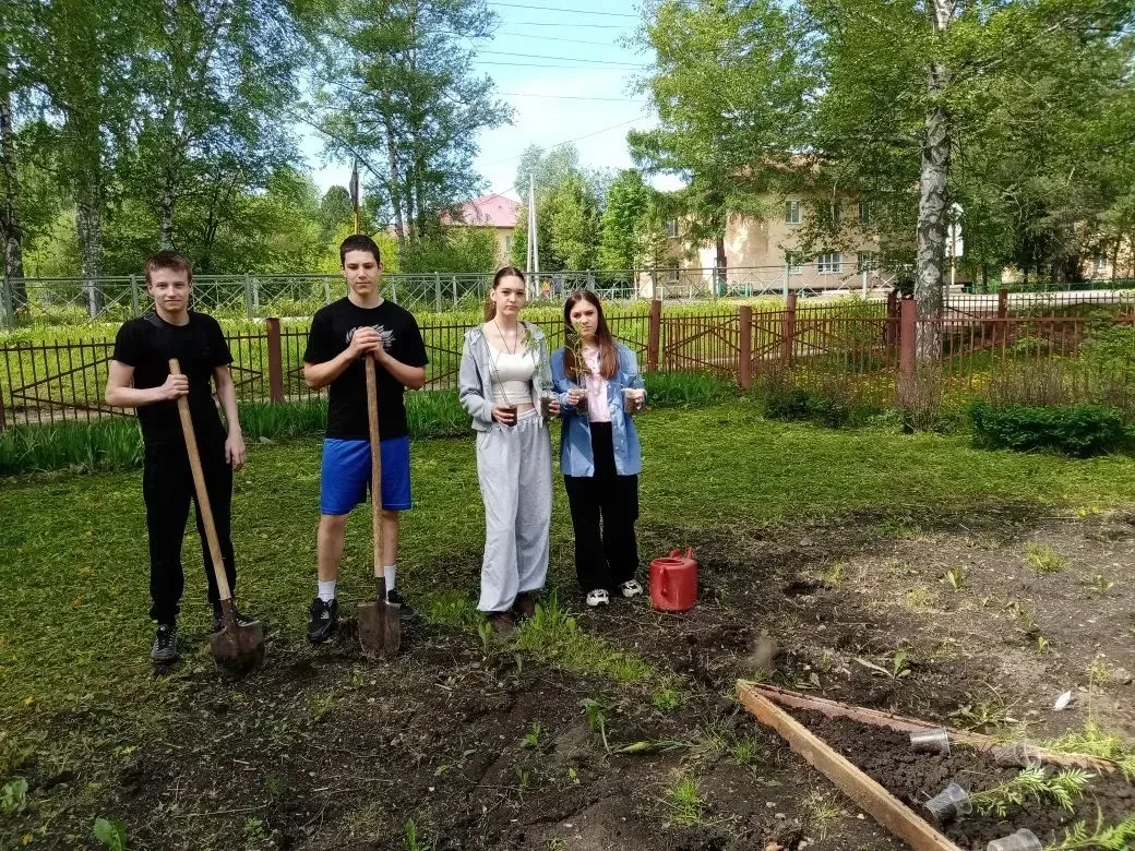 Как мы превращаем школу в цветущий сад 🙌🌼🌸🌼

В нашем лагере труда и отдыха сегодня кипела работа