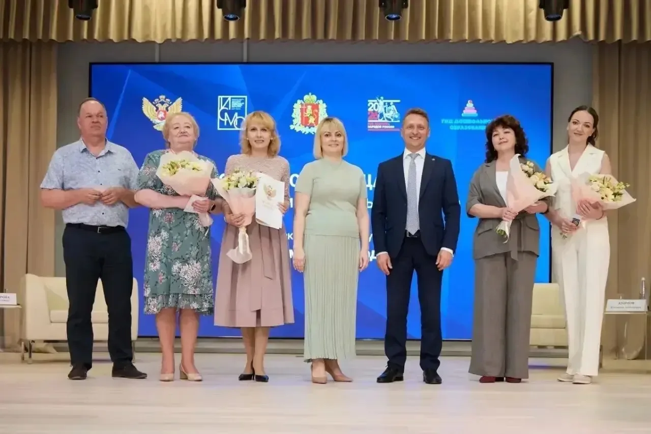 💐 От всего коллектива школы поздравляем учителя‑дефектолога Клышникову Екатерину Ивановну с вручени