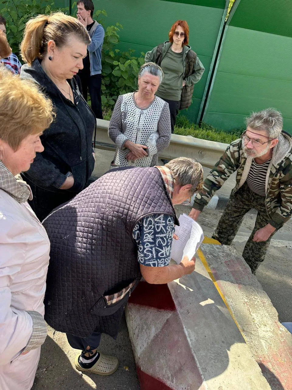 Жители двух деревень сегодня собрались вместе, чтобы составить и подписать заявления в государственн