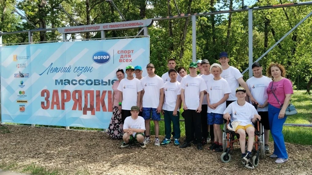 Утро начинается бодро! 🏐☀️

Наш день стартовал с массовой волейбольной зарядки, и это было нечто! Б