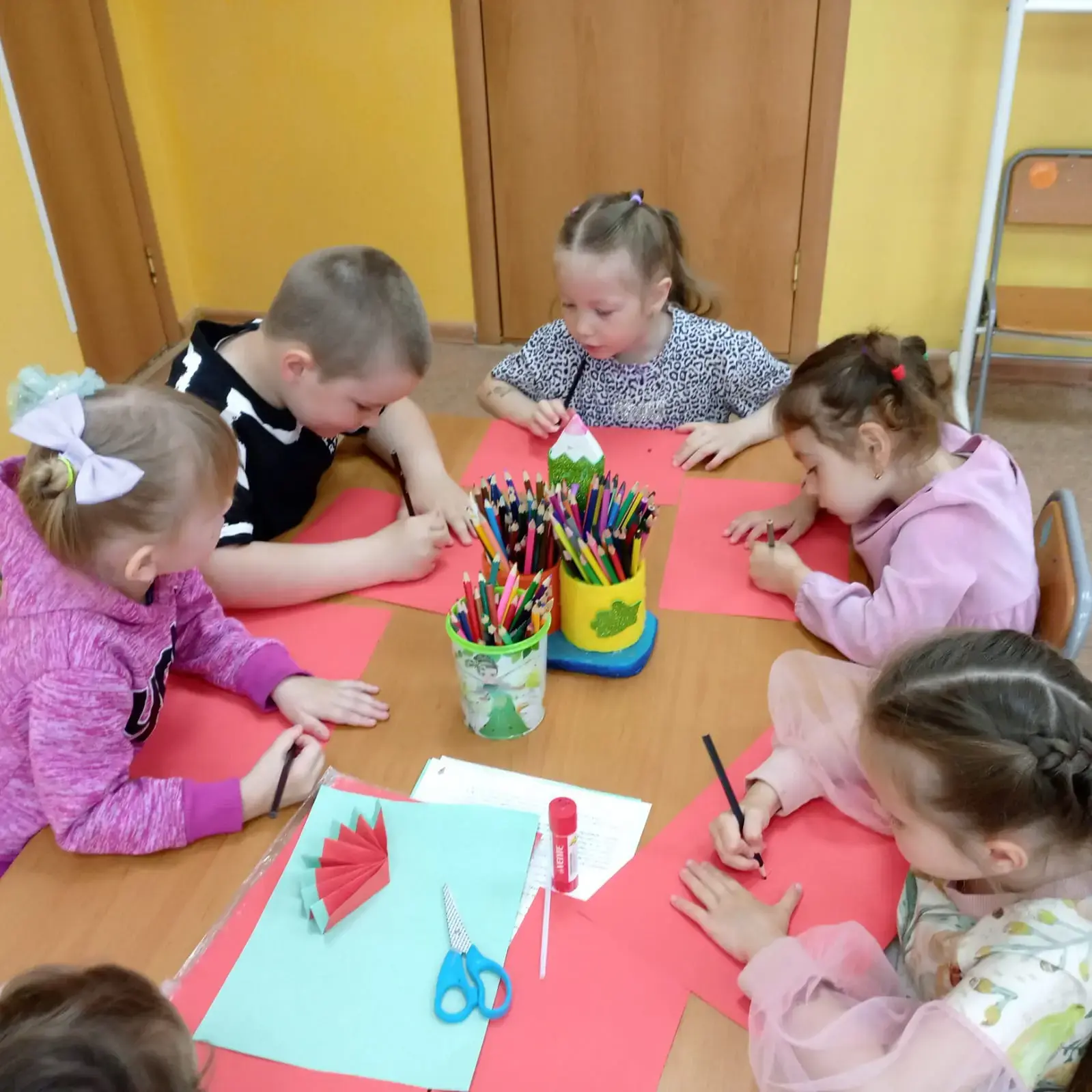 Главная цель изготовления поделок из бумаги в детском саду — комплексное развитие творческих способн