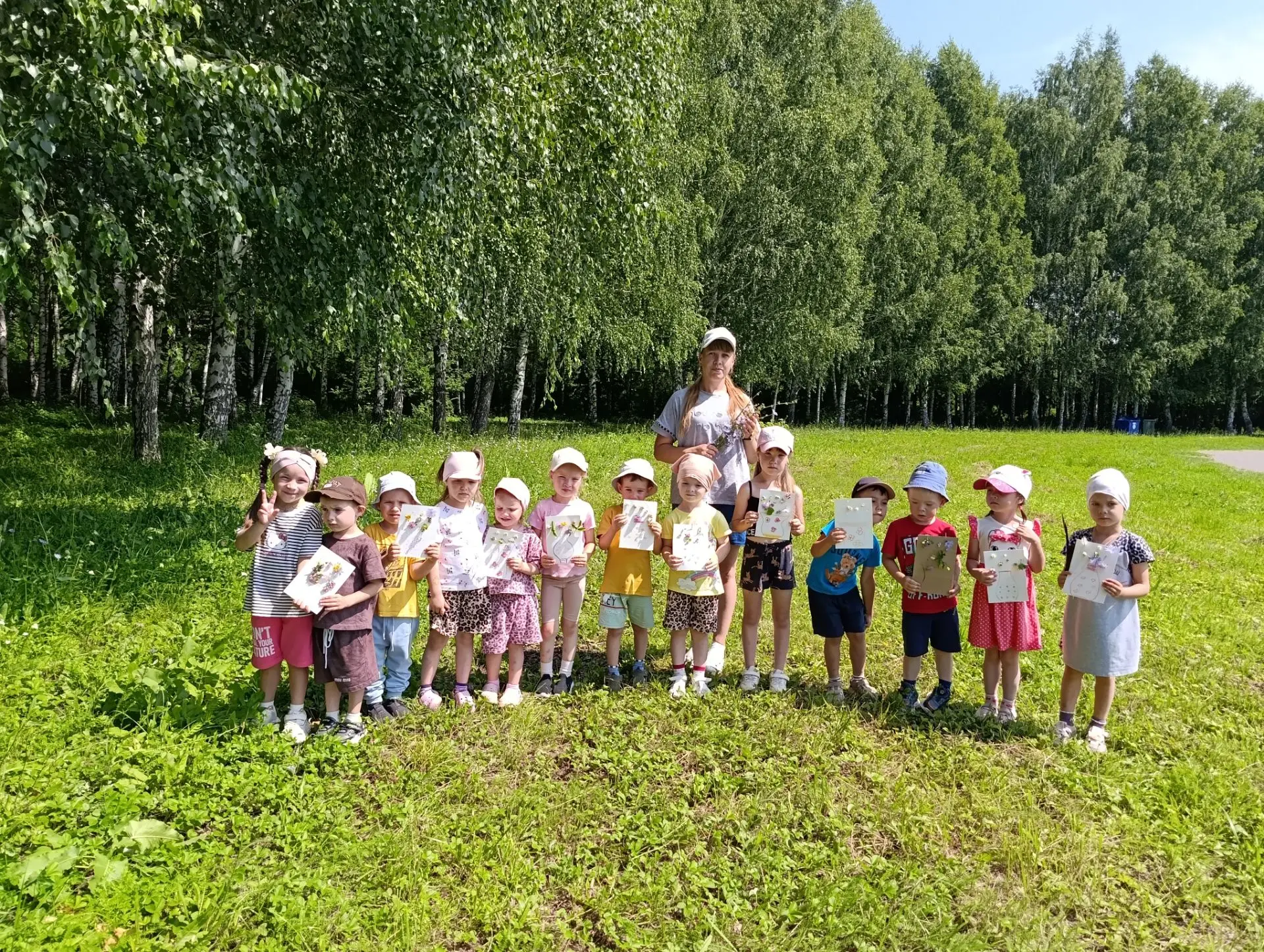 🌸 Прогулка, цветы и творчество: день получился чудесным! 🌸

Сегодня мы с ребятами отправились на э