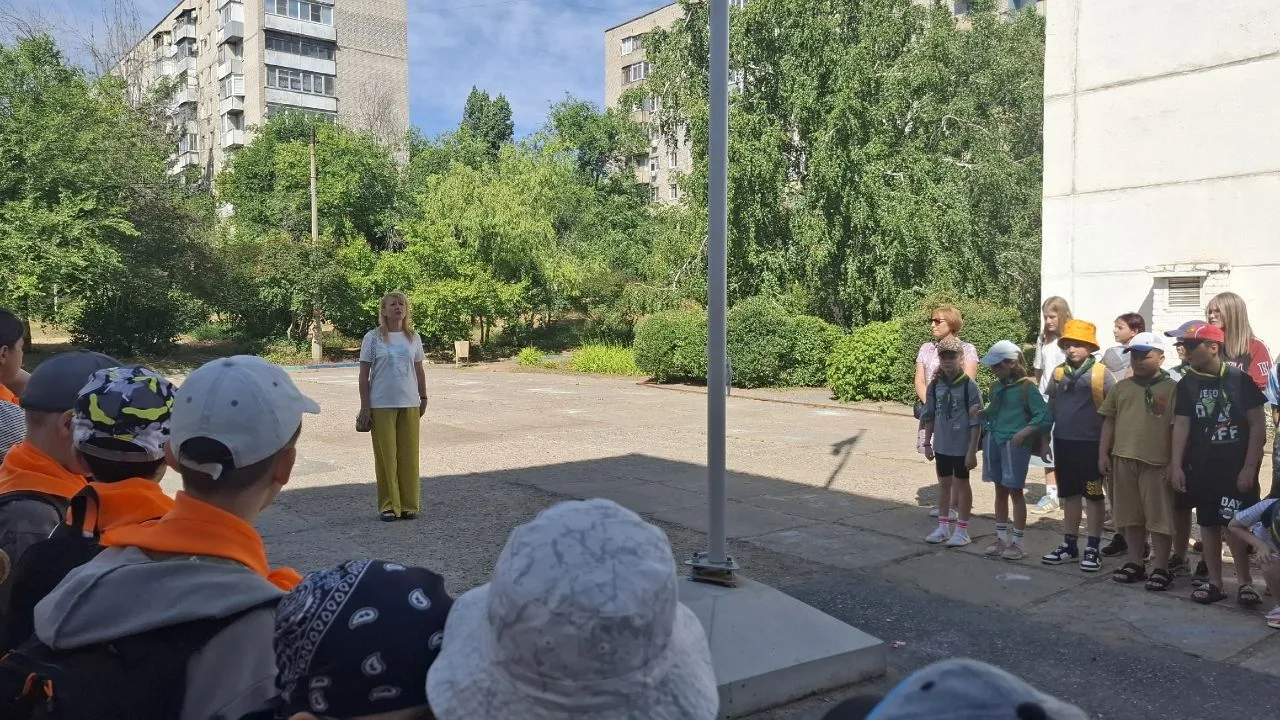 ☀️ Утро понедельника в лагере «Улыбка»: традиции, творчество и безопасность!

Новая неделя в нашем ш