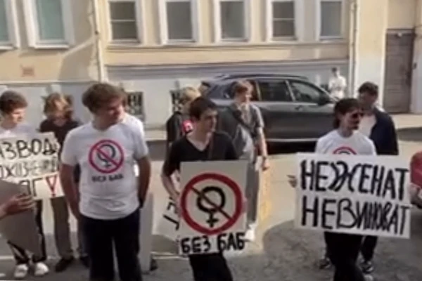 Мужчина в Москве устроил митинг возле центра помощи матерям одиночкам, потому что его заставили плат
