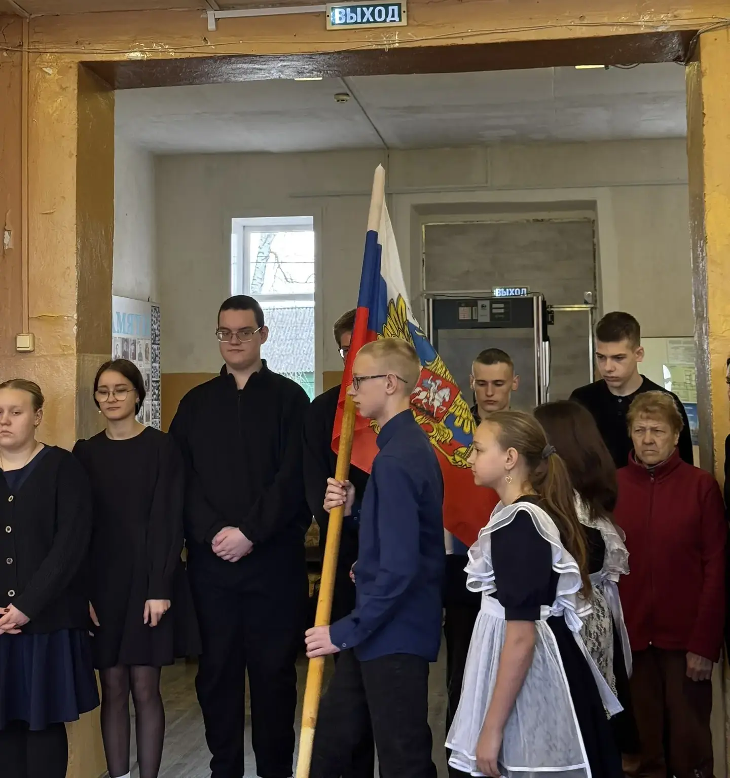 🇷🇺 РАЗГОВОРЫ О ВАЖНОМ

🔔 Утро понедельника, 20 апреля, в нашей школе традиционно началось с торже