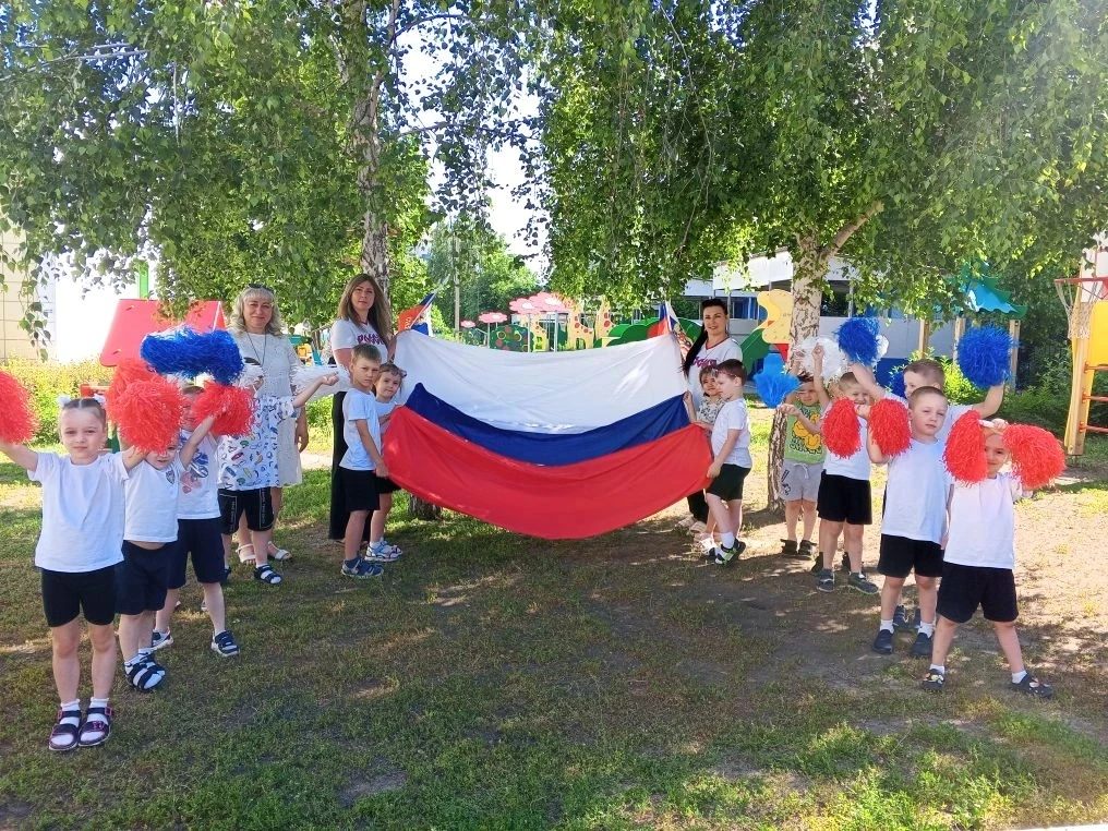 ДЕНЬ РОССИИ В СТАРШЕЙ ГРУППЕ: ГОРДЫЙ ТРИКОЛОР У БЕРЁЗКИ 🇷🇺🌿

В старшей группе прошёл праздник, по