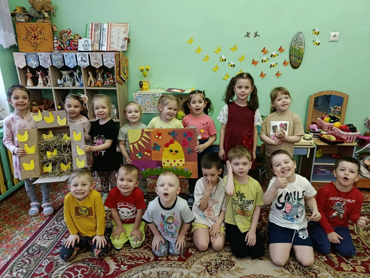 Ребята средней группы "Почемучки" к празднику Пасха сделали веселых цыплят, которые прячутся в яичка
