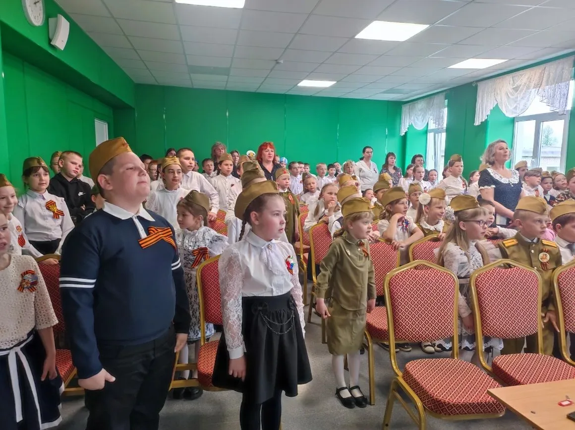 🎤🎶 В нашей начальной школе прошёл трогательный и важный конкурс военных песен посвящённый 81-й год