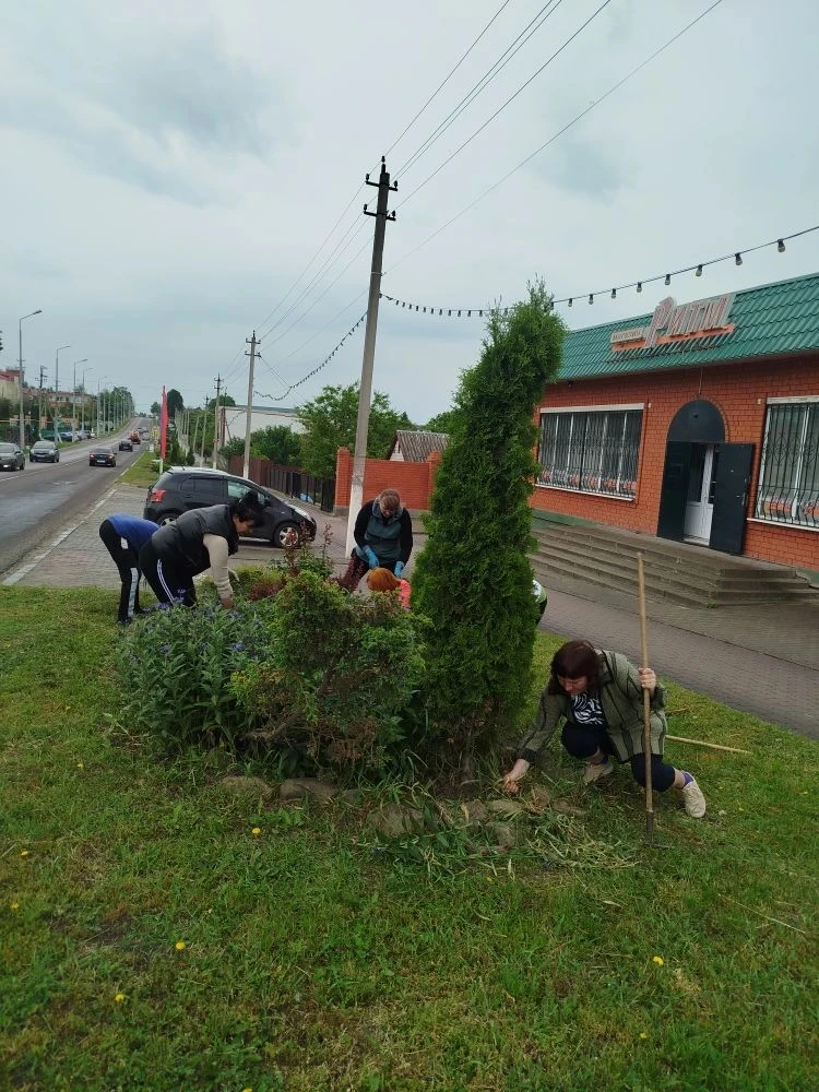 Сотрудники бассейна «Гонтя» не остались в стороне и приняли активное участие в облагораживании посел