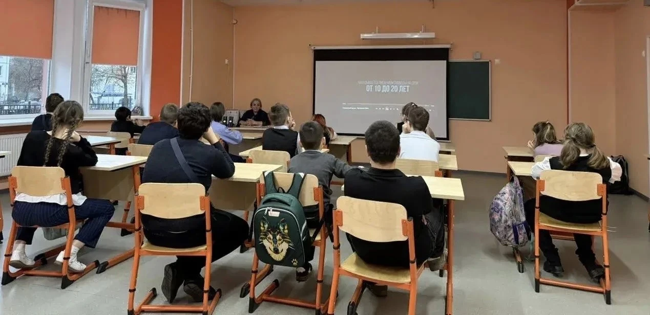 💻 В современном мире интернет - это не только знания, но и серьёзные риски. Подростков всё чаще пыт
