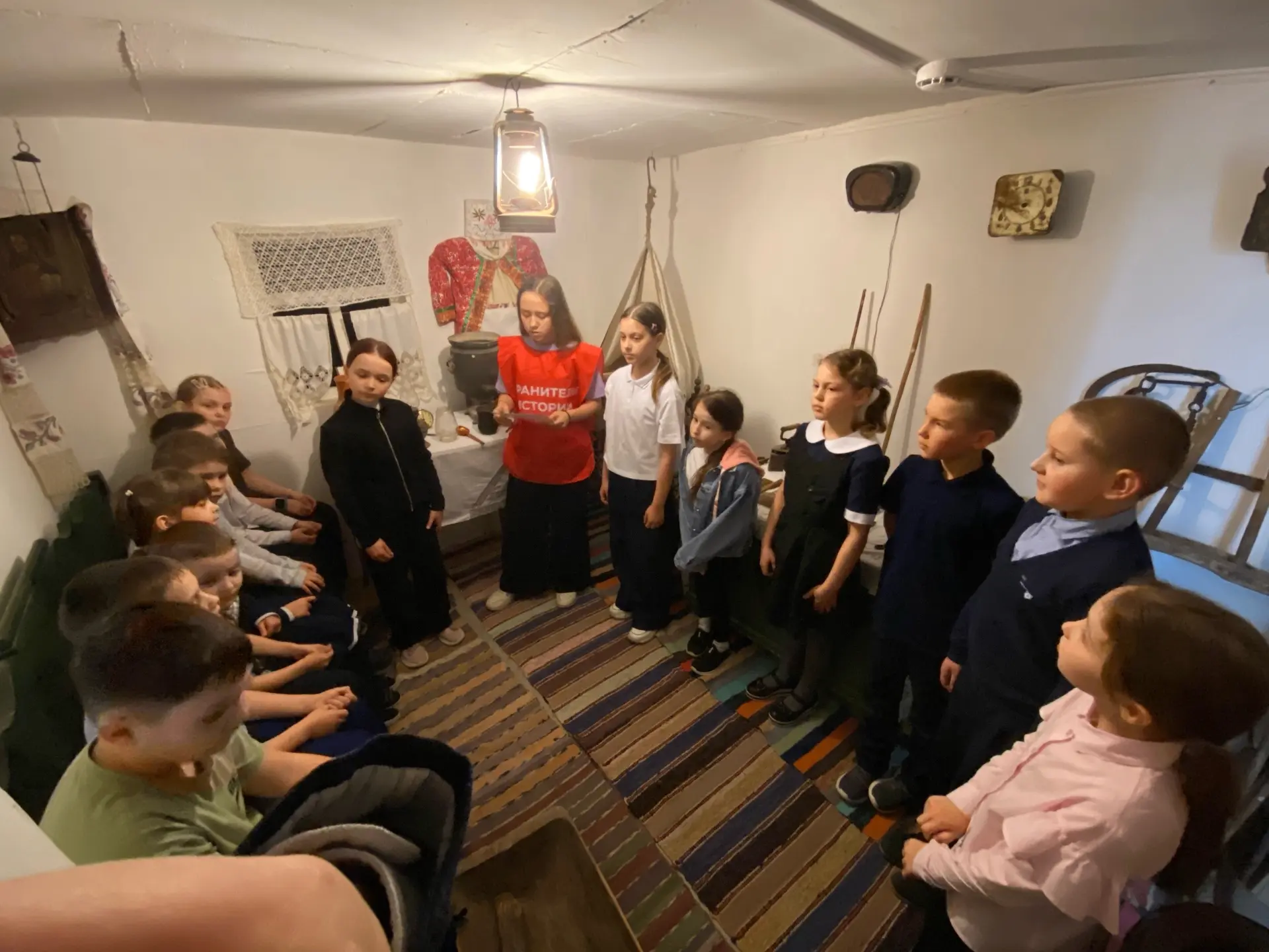 Хранители истории приглашают в прошлое 🕯️✨
В рамках недели «Музей и дети» ученики начальной школы о