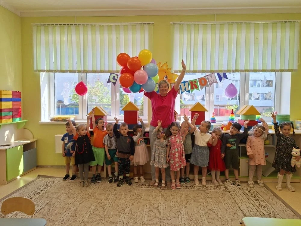 💕💕💕❤️❤️❤️

Просыпается город, лучи в окно
В группе «Солнышко» стало вдруг так светло
Здесь мальчи