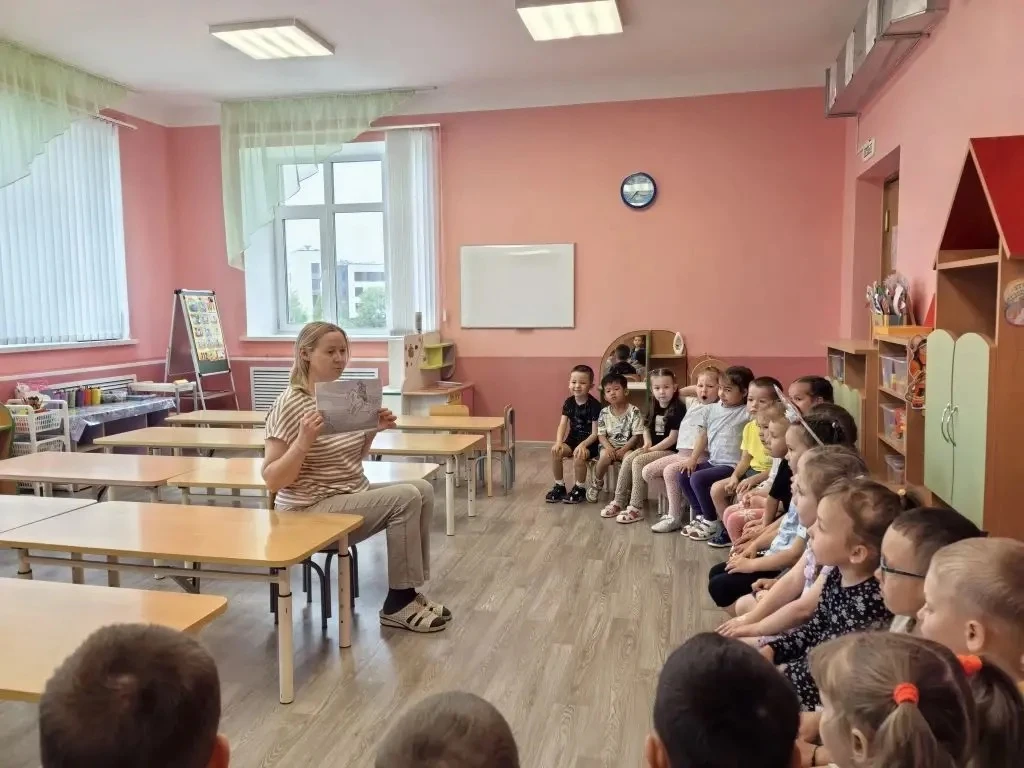 🚀 Приключения в мире эпоса!
Ребята из средней группы № 9 познакомились с «Урал‑батыром» под чутким 