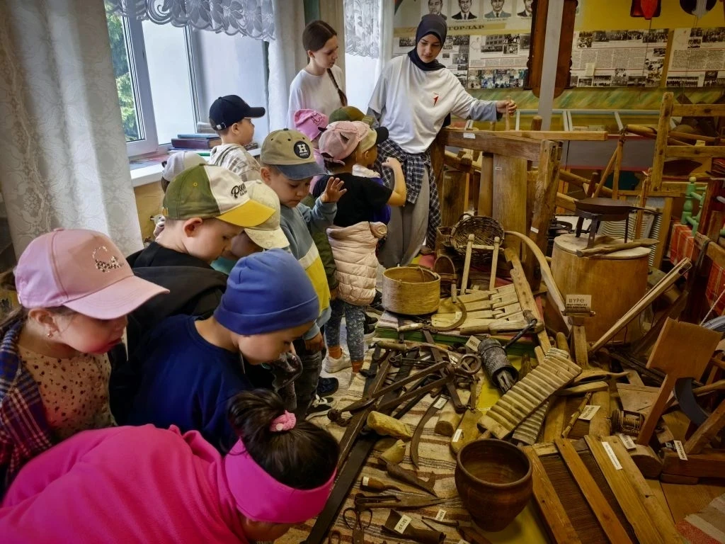 Сегодня  воспитанники старшей группы  посетили краеведческий музей Дубъязской средней школы. 
Цель д