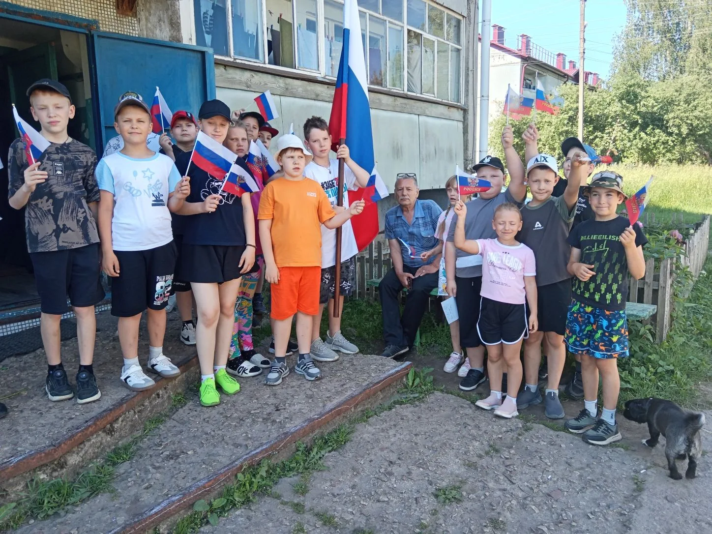 🇷🇺 Всероссийская акция «Флаг во дворах».

⭐️ В преддверии Дня России воспитанники пришкольного лет